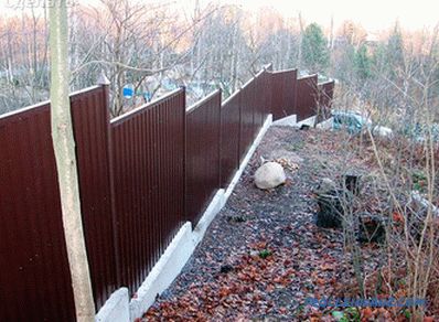 A hullámosított DIY kerítés