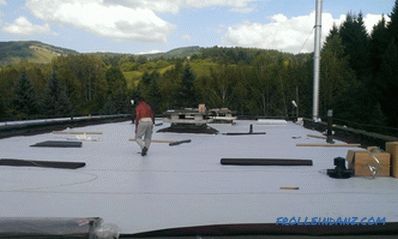 Egy lapos tető eszköz, a tetőfedő pálcák szerkezete és fotók